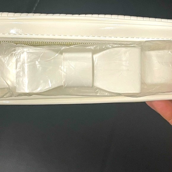 ❤️🔥HOST PICK 🔥🌸Brand New Estée Lauder cosmetic Bag in white patent/glossy - Picture 4 of 9